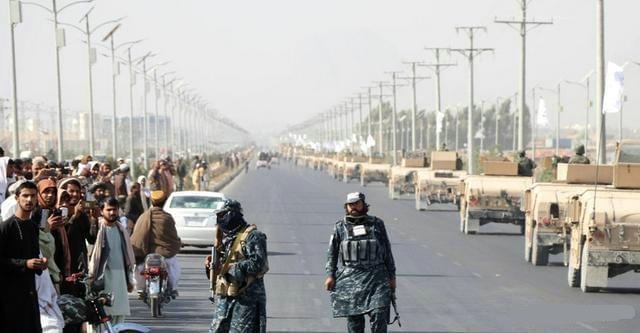 阿富汗塔利班举行军事阅兵