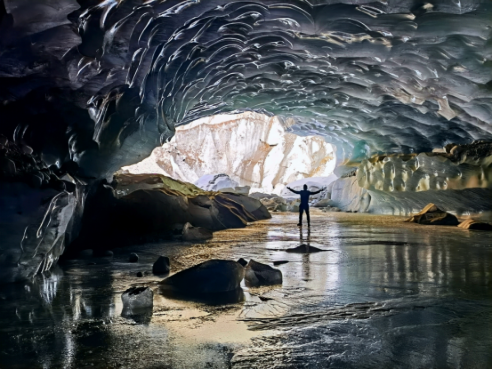 西藏发现165米超大型冰洞